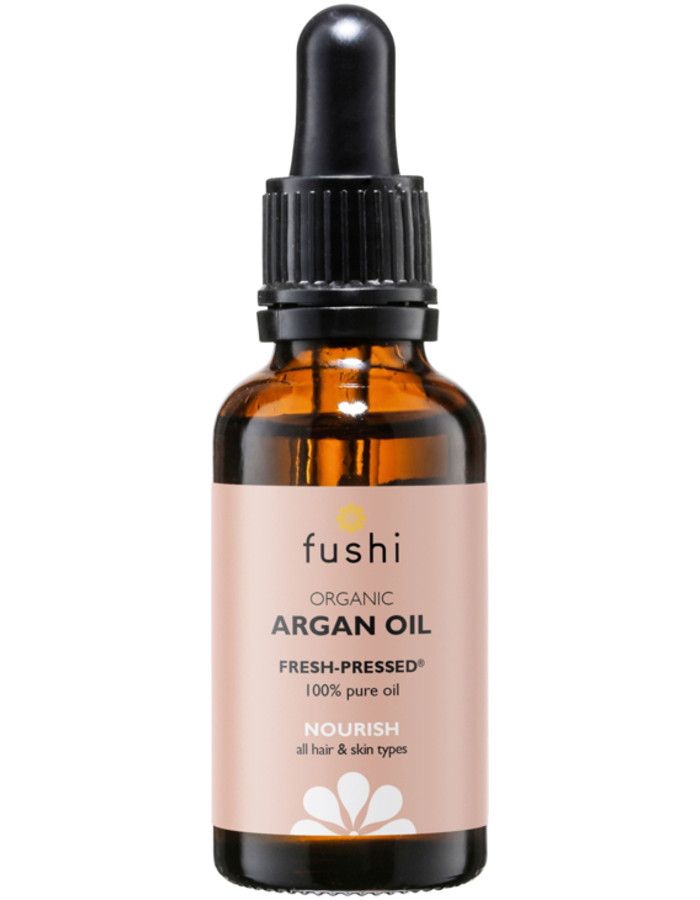 Fushi Organic Cold-Pressed Argan Oil staat bekend om zijn intens hydraterende werking en het vermogen om de natuurlijke afweer van de huid te versterken.