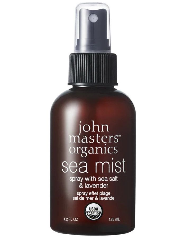 John Masters Organics Sea Mist Sea Salt Spray With Lavender geeft direct na aanbrengen extra volume en structuur aan slap en futloos haar, alsof je zo van het strand af komt.