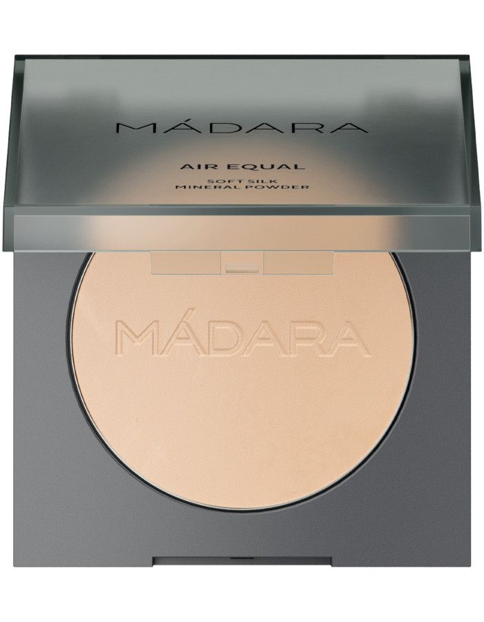 Mádara Air Equal Silk Mineral Powder 01 Fair voelt als een zijdezachte sluier op je huid. Dit lichtgewicht minerale poeder blendt naadloos met de huid voor een natuurlijke finish.