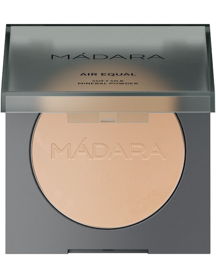 Mádara Air Equal Silk Mineral Powder 02 Beige voelt als een zijdezachte sluier op je huid. Dit lichtgewicht minerale poeder blendt naadloos met de huid voor een natuurlijke finish.