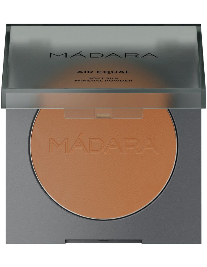Mádara Air Equal Silk Mineral Powder 03 Deep voelt als een zijdezachte sluier op je huid. Dit lichtgewicht minerale poeder blendt naadloos met de huid voor een natuurlijke finish.