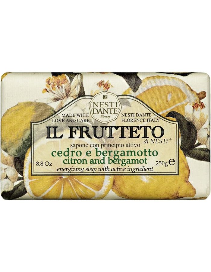 Nesti Dante Natural Soap Il Frutteto Citron & Bergamot is een verfijnde en stimulerende plantaardige zeep, geïnspireerd door de weelderige boomgaarden van Florence die baden in zonlicht.