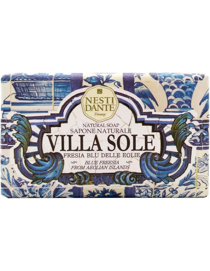 Nesti Dante Natural Soap Villa Sole Fresia Blu Della Eolie is een natuurlijke zeep doordrenkt met etherische olie van blauwe freesia, afkomstig van de Eolische eilanden.