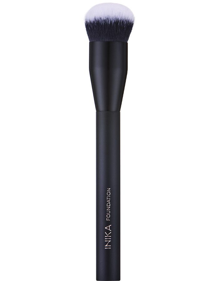 Inika Organic Vegan Foundation Brush is een award winnende brush welke is te gebruiken voor het aanbrengen van vloeibare foundation maar ook voor (losse) poeder foundation.