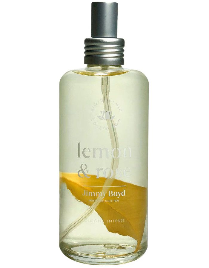 Jimmy Boyd Lemon & Rose Cologne Intense is een frisse geur die herinneringen oproept aan de kindertijd met citrusvruchten en biologische rozen.