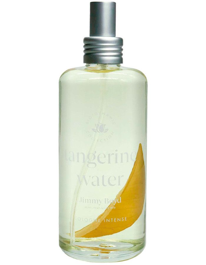 Jimmy Boyd Tangerine Water Cologne Intense nodigt je uit voor een wandeling door een weelderige citrusboomgaard, omhuld door de zoete frisheid van mandarijn.